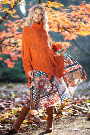 Kobiece oryginalne wełniane poncho ciepłe idealny element odzieży wierzchniej dobrze się łączy z wełną i alpaką