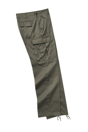Męskie caprisy w najbardziej popularnym kroju wzorowanym na spodniach US Army. Ukośne kieszenie przednie dwie obszerne