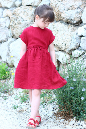 Sukienki dziewczęce Lotika są projektowane i szyte w Czechach z miłością do natury i dzieci. Twoja mała dziewczynka