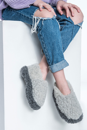 Unisex ciepłe kapcie wykonane z prawdziwej owczej wełny ogrzeją Twoje stopy dla niego i dla niej naturalny materiał