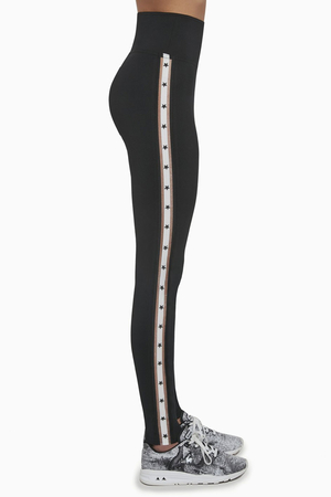 Sportowe legginsy z gwiazdkami elegancki pasek skinny waist rozszerzony pas modelowa sylwetka funkcjonalność materiał