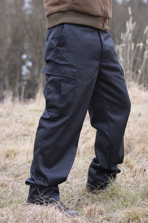 Męskie caprisy w najbardziej popularnym kroju wzorowanym na spodniach US Army. Ukośne kieszenie przednie dwie obszerne