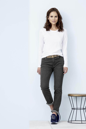 Kobiece czarne EKO jeansy zrównoważona moda niemiecka marka Living Crafts z 2 % elastanu fine fit wygodny do codziennego