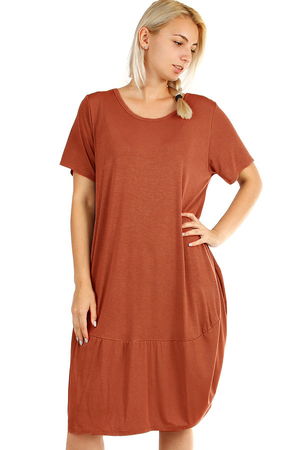 Damska sukienka plażowa w stylu oversize - odpowiednia dla kobiet o pełnej figurze. Okrągły dekolt krótkie rękawy