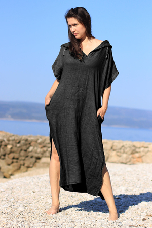 Damska zwiewna sukienka maxi wykonana w 100% z lnu monochromatyczny design Dekolt V kaptur ściągany sznurkiem z tyłu