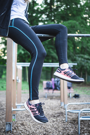 Klasyczne czarne legginsy idealne do uprawiania sportu odpowiednie do noszenia na co dzień świetne dopasowanie dostosowuje