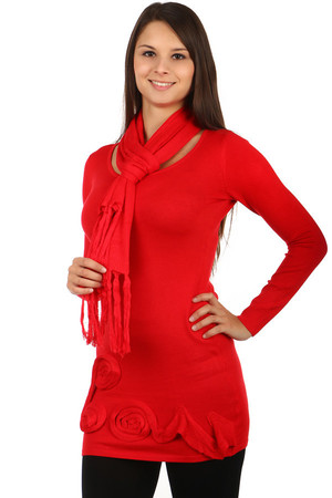Modny sweter z aplikacją i szalikiem (długość 146 cm). 83% poliester, 17% elastan.