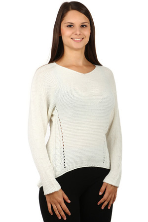Wygodny sweter z aplikacją na plecach. Tył swetra jest dłuższy niż przód. Materiał: 75% akryl, 10% wełna, 10%