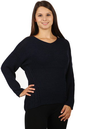 Niesamowity sweter z wzorem na plecach. Tył swetra jest dłuższy niż przód. Materiał: 75% akryl, 10% wełna, 10%