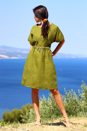 Autorska czeska sukienka z rękawami typu batwing spódnica o długości do kolan w linii A rękawy typu batwing okrągły