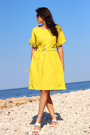 Autorska czeska sukienka z rękawami typu batwing spódnica o długości do kolan w linii A rękawy typu batwing okrągły