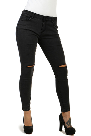 Wąskie jeansy damskie w kolorze czarnym z modnymi rozdarciami na kolanach i drapaniami na udach. Normalna wysokość w talii