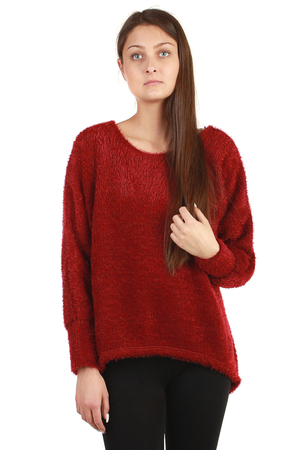 Damski sweter z futerkiem rękawy nietoperzowe i dłuższe mankiety dłuższy tył bez zapięcia przyjemny w dotyku okrągły