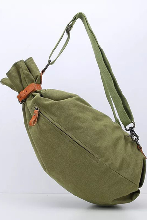 Płócienny plecak w wojskowym stylu zapięcie na zamek błyskawiczny, zabezpieczone skórzanym paskiem i klamrą podszewka