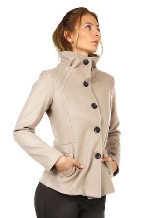 Przejściowy krótki płaszcz damski odpowiedni na jesień lub wiosnę. Dopasowany, krótszy krój zapięcie na guziki wraz