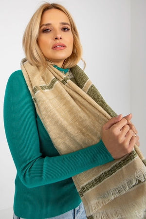 Duży kwadratowy szal w ładnych kolorach dla rozjaśnienia stroju od jesieni do wiosny ciepły (w składzie wełna) z