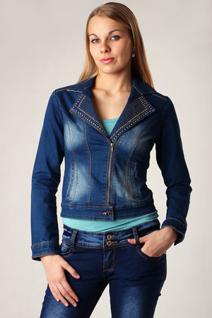 Damska kurtka jeansowa z ćwiekami. Krój podobny do marynarki. Odpowiednie na wiosnę, lato i jesień. 98% bawełna, 2%