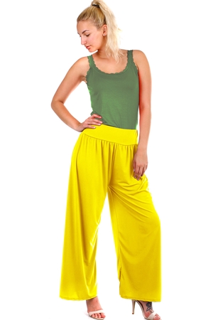 Kobiece monochromatyczne spodnie typu palazzo. Materiał: 95% wiskoza, 5% elastan. Import: Włochy