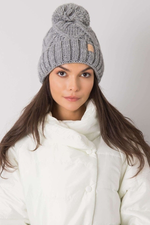 Kobieca czapka z pomponem monochromatyczna podszyta gładkim polarem z domieszką wełny modny i praktyczny dodatek na